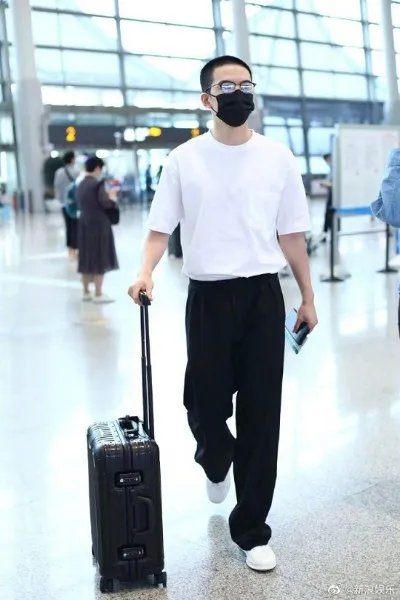 仝卓风波后首现身 寸头出镜眉头紧锁黑眼圈明显