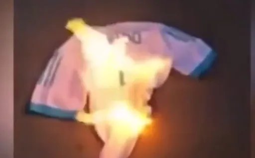 球迷为何焚烧C罗球衣?