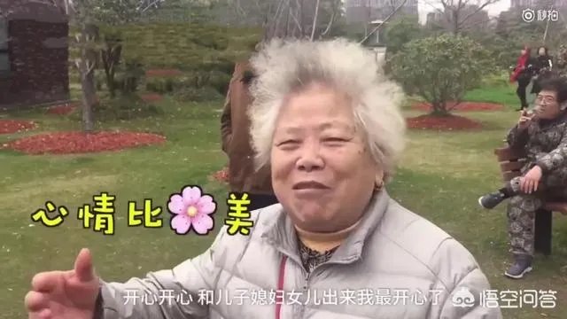 76岁的婆婆推着儿媳看樱花满脸幸福，你羡慕这样的婆婆吗？