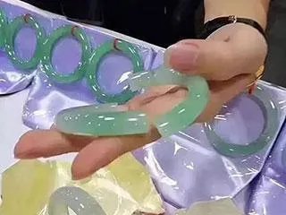 游客云南试戴玉镯摔碎,当场吓晕,这30万的玉镯当不当赔?