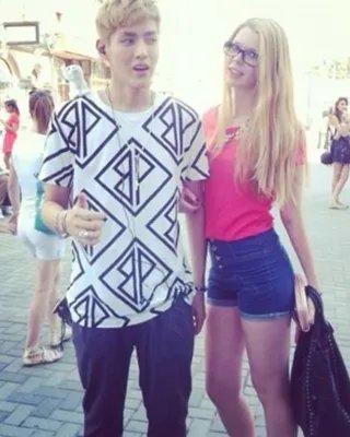 exo俄罗斯写真欣赏 吴亦凡与美女合影不敢直视