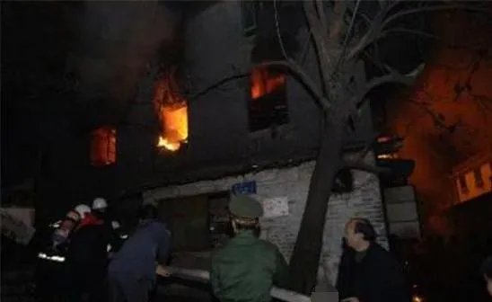 郑州一民宅今晨发生火灾致人伤亡了吗？