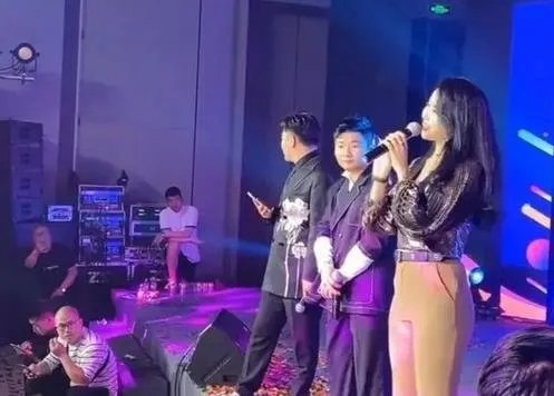 42岁王蓉签约白小白，从明星变网红，一代神曲天后没落了？