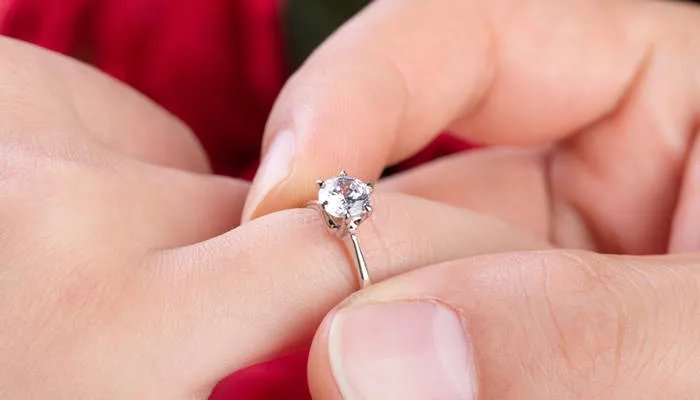 戒指挂在脖子上的含义有哪些 戒指挂在脖子上代表什么