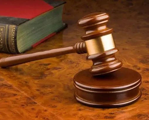 浙江男子不服判决，向法院送侮辱性锦旗，男子的行为有多恶劣？