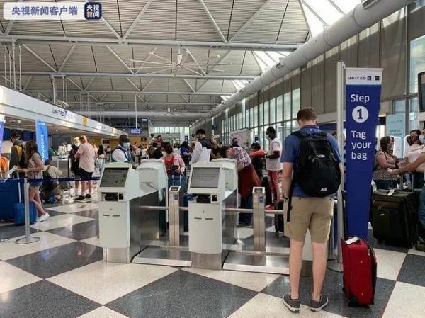 美航班满座民众无视疫情，这是怎么回事？