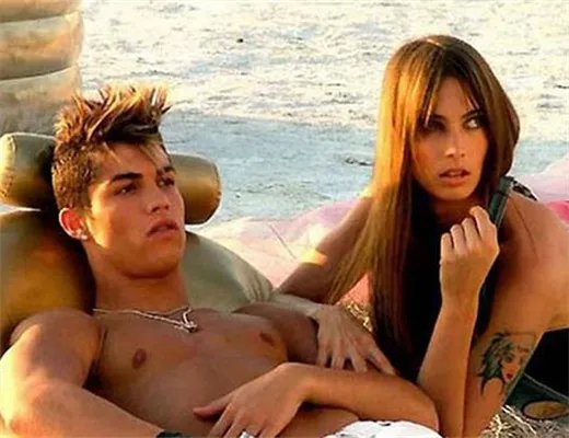 嗯哼向记者问好范儿十足 领奖后不忘暖心发言