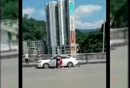 夫妻吵架丈夫欲将孩子扔下桥,该丈夫为何这么做?