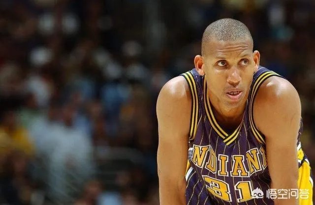 库里三分命中总数升至历史第三,排在库里面前的两位球员是谁?还有多大的距离?