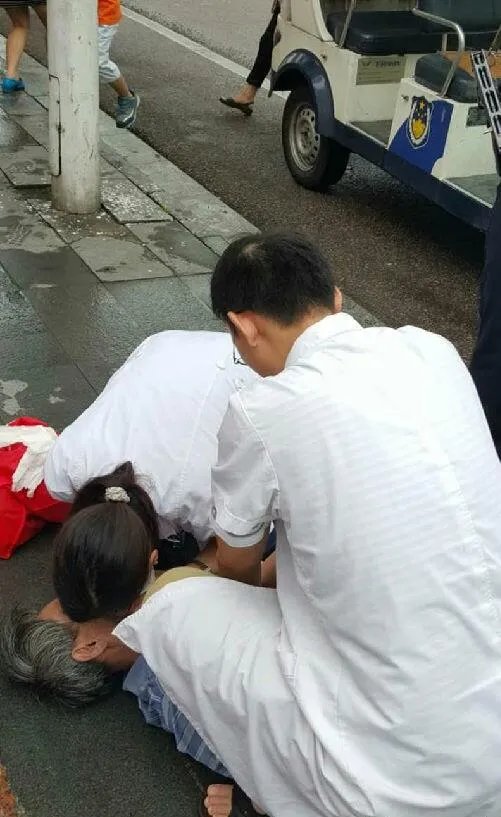 医生跪地抢救老人合理吗？