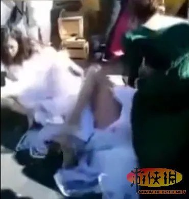 两新娘争新郎穿婚纱街上互殴 盘点那些奇葩情侣