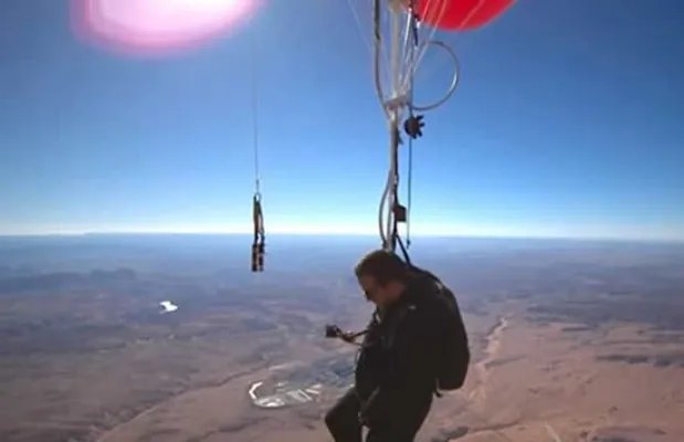 魔术师抓52个气球升至7500米高空 网友：又是外国人少系列