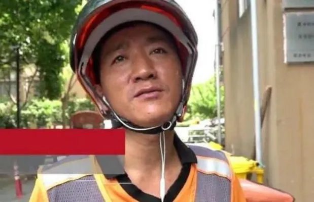 单腿小哥送外卖是什么情况：一条腿和一副拐杖送餐及时