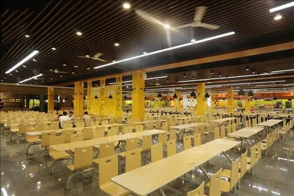 高校邀请学生妈妈到校做晚饭,如何评价学校这一暖心的举动?