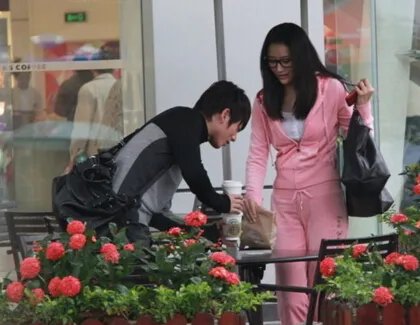 赵卓娜陈翔什么关系  亲密交谈打情骂俏