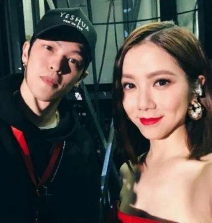 邓紫棋晒男友合照：晒照和男友Mark高大够帅（图）