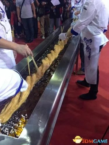 3.72米世界最长油条武汉诞生 入选吉尼斯世界纪录