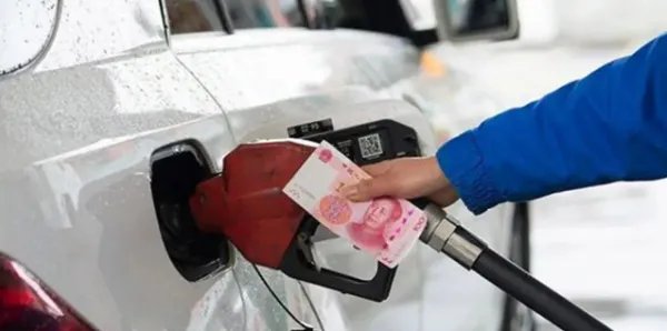 油价下调!加满一箱油少花14元,短期内油价还会下跌吗