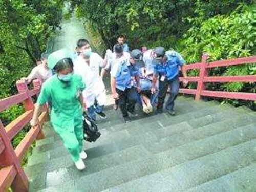 登山拍照遭雷击身负重伤   妻子对丈夫的“遗言”是什么