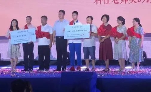 广东教育局是如何回应两名高考学霸各被奖一套房的?