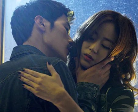 金孝珍大尺度剧照曝光 金孝珍向导演学习各种出位动作