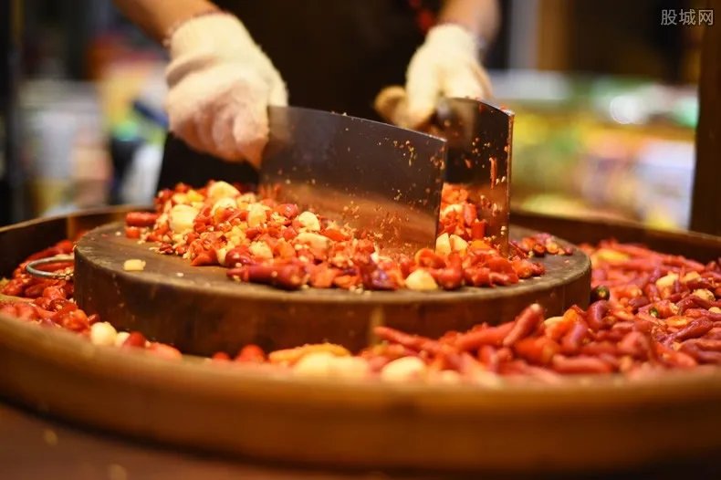 在重庆回锅肉里吃到青椒报警 这是怎么回事?