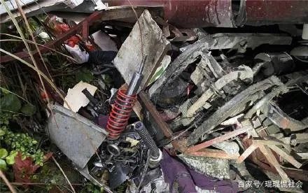 桂林一大客车与三轮车相撞，致3人遇难，导致事故的原因是什么？