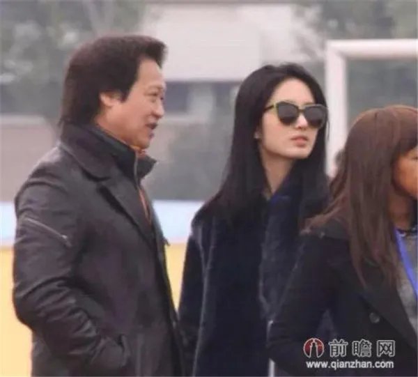 陈金飞对杨采钰很迷恋当街激吻真恶心 为什么说陈金飞毁了杨采钰