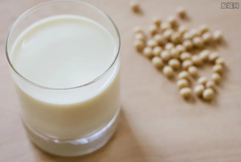 男子喝豆浆长出d罩杯 医生：姑娘可别这么干