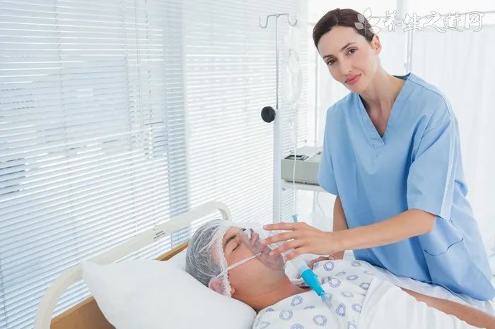 空姐跪地救男子  心肺复苏怎么做