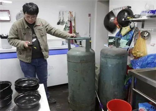 煤气罐着火先灭火还是先关阀门