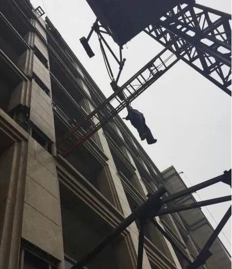 工人失足挂在高空 悬挂在20多米高空近半小时