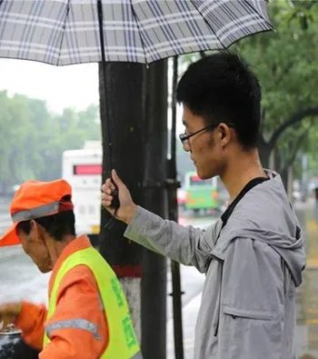 大学生为保洁撑伞是怎么回事?