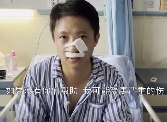 男子街头持刀追砍女生,交警上前阻止被砍伤,面对极端者如何自保?