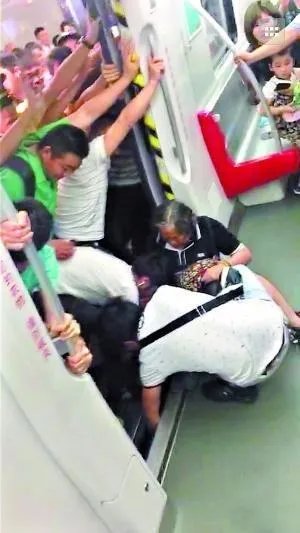 老人卡进地铁站台是怎么回事?