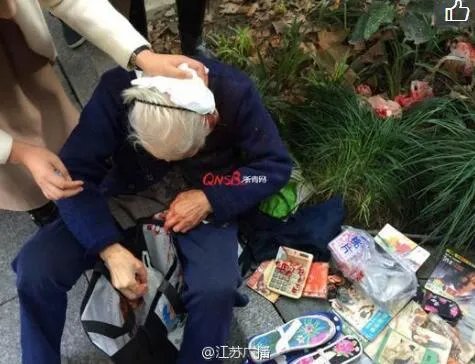 老人卖鞋垫被打伤 74岁儿子因着急病倒