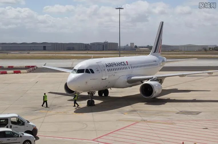 美航取消数百航班 因“技术故障”取消近300个航班