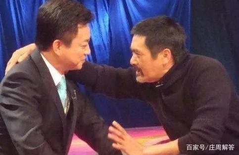 周润发和朱军下跪