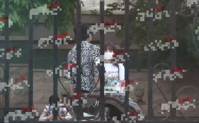 贾乃亮李小璐关系破冰？两人一起陪甜馨玩耍，离婚后首次同框，你怎么评价？