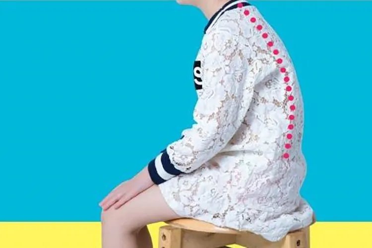 轻微驼背和严重驼背的图片