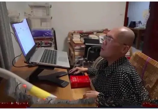 瘫痪作家一根手指敲出300万字,他是怎么回应的?