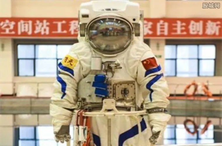 飞天水下训练服 中国自主研制的水下训练服装今日亮相