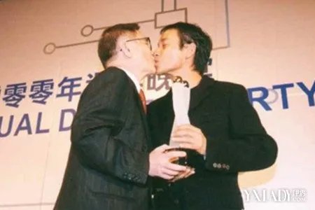 鹿晗和世勋接吻图片曝光引网友热议盘点5对当众激吻的男星