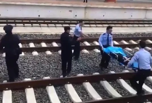 16岁少女遭动车压怎么回事 少女为什么会掉下站台被动车碾压