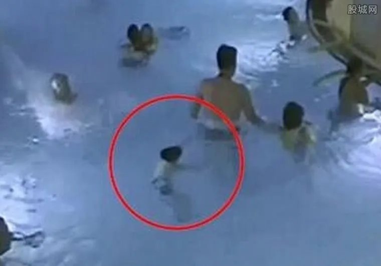 溺水无人理会发现 男孩活活溺死旁人却袖手旁观好无情