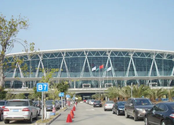 欠数千万老赖冒充军人乘飞机,这种行为违法吗?