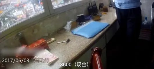 小伙撒钱扔中华烟是怎么回事?