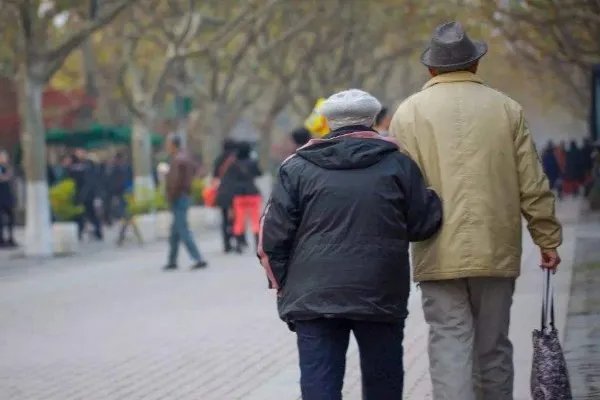 民政部预测我国将迈入中度老龄化，会给我国造成什么影响？