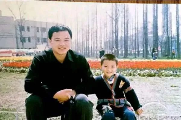 黄子韬八月曾为父祈福，如何看待黄子韬与父亲的关系？