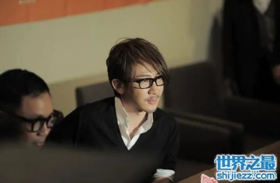 揭秘刘谦预言门真相，猜中2个月后新闻头条的5条 